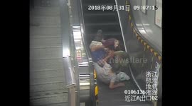 杭州  点赞!三位老太和一名幼童地铁扶梯上接连摔倒   小伙神反应翻身救人
