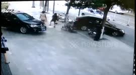 山东滨州  女司机挂错档疯狂倒车 被撞两女子夹缝中逃生