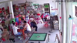 Stop thief! Dog steals man’s wallet as he plays cards with friends