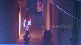 江苏无锡  揪心!监拍宿舍楼突发爆燃 父子俩变火人逃出