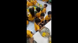 Heartwarming moment big sister feeds little brother on his first day at school