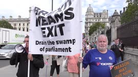 Pro-Brexit demonstrators counter anti-Brexit protest outside Parliament