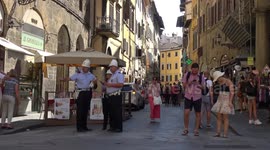 Tourists flout Florence's new ban on eating in public