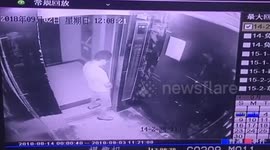 西安  有病!他在电梯撒尿,她按亮所有楼层