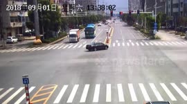 安徽和县  男子酒后大街上开碰碰车