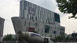 The Shanghai building looks like gold ingot and looks like a warship.