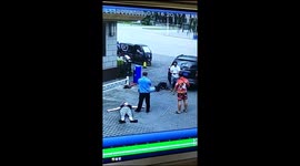 海南琼海 女子与保安争执先后倒地相互碰瓷