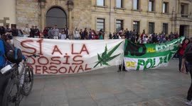 Marijuana fumate in protest of Duque's proposal
