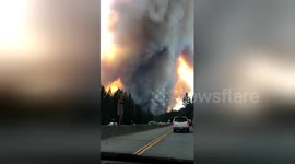 Video shows vehicles driving through massive plumes of smoke above Northern California interstate