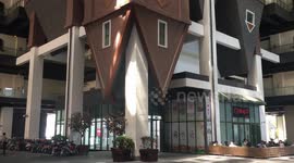 A building in Kunshan is upside down, and the roof is falling down.