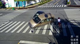 Scooter rider is inches away from being hit by minivan after crash with car