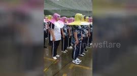 浙江宁波 下雨也不耽误军训 学校自备军训防雨神器