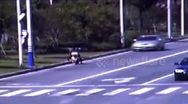 死里逃生!轿车迎面驶来 骑电瓶车女子及时跳车躲过一劫
