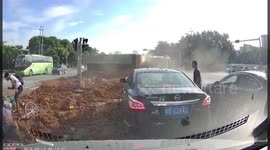 Passersby knocked down by soil after transporting lorry tips over