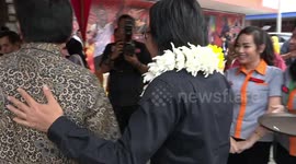 the reaction of mother mom fighting selfie with Indonesian artist Ari Lasso