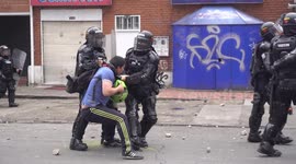 Violence breaks out between Bogota university students and police