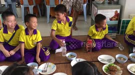 Thai school children eat lunch at Rama 9 temple