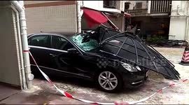 Satellite dish collapses onto car due to strong winds from Typhoon Mangkhut