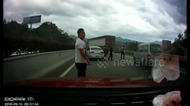 福建福州  货车高速冲入堵车车流  致连环追尾