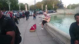 Newsflare Edit - Justin Bieber serenades Hailey Baldwin outside Buckingham Palace in London