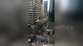 Newsflare Edit - Huge protest outside Uber's offices in Aldgate East locks down road, clashes with police https://t.co/Kzj9aGqjAy