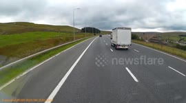 UK motorist performs dangerous undertake on M62 hard shoulder