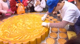 Chinese celebrate Mid-Autumn Festival by sharing giant mooncake