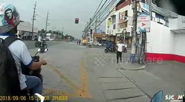 Moped rider pulls off at lights... straight into the side of a lorry