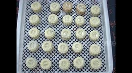 University-badge mooncakes welcome Mid-Autumn Festival