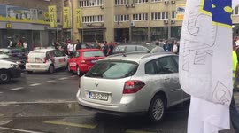 Veterans in Sarajevo block main road, and attack driver