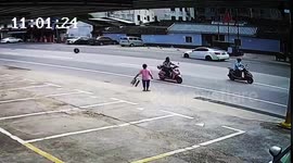 广东河源 轿车行驶中车轮掉了