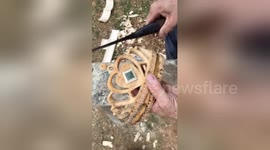 Skilful Chinese carpenter makes crown out of bamboo