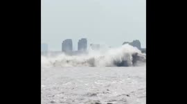 Spectacular footage of Qiantang River tidal phenomenon