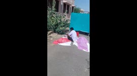 Doctors perform autopsy on roadside in India