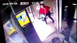 宜宾南溪区一电梯内灯罩突然坠落 砸伤两名小孩 素材