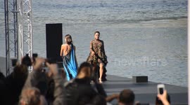 Eva Longoria parades on the floating catwalk. Fashion week 2018. Catwalk on the water of the Seine river for the defile of LOREAL. 30 september 2018. Paris, Quai d Orsay, Pont de Solferino, Seine River. 14h.