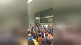 Newsflare Edit - #1oct #1OctAlCarrer #NiOblitNiPerdó #NiUnPasEnrereFora, fora, fora la bandera espanyola. https://t.co/zbHjSCiPHS