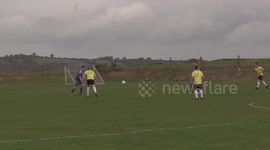 Amateur defender thinks he's the goalkeeper