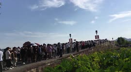 Hundreds of people visit West Lake on Chinese National Day