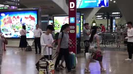 还有这操作?男子国庆出行自备音箱,火车站跳广场舞引围观