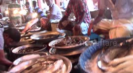 BUYING FISH IN THE  BAZZAR / SYLHET / BANGLADESH