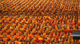 World traveller films 10,000 monk assembly in Thailand