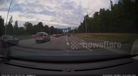 BMW cross divider to cheat traffic, rage after getting honked