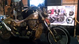 Moto Excalibur lanza fuego