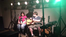 Singer uses live duet to propose to girlfriend