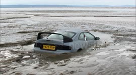 Car swallowed by mud on Somerset beach