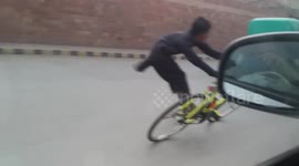 Amazing Pakistani cyclist does tricks while riding through open traffic