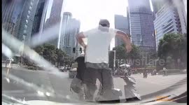 福州闯红灯还踹碎前挡风玻璃的男子被拘