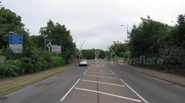 Lydney A48 level Crossing Car almost hits barrier