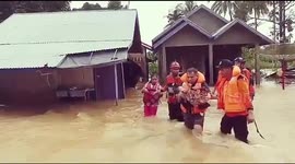 Search team rescues woman and toddler trapped in Western Sumatra floods
